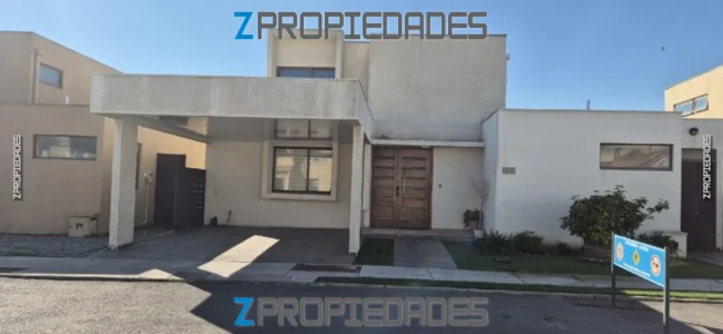 Linda casa en condominio cerrado