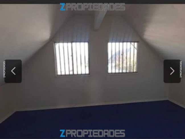Casa en barrio residencial cerca de placita