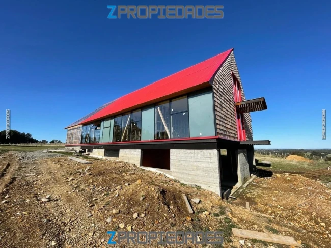 Se vende espaciosa casa en construcción