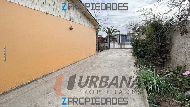 Se vende una propiedad con un amplio terreno