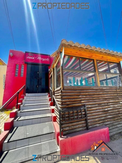Se vende casa con local comercial