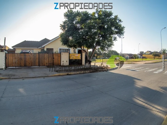 Venta de casa esquina con local comercial