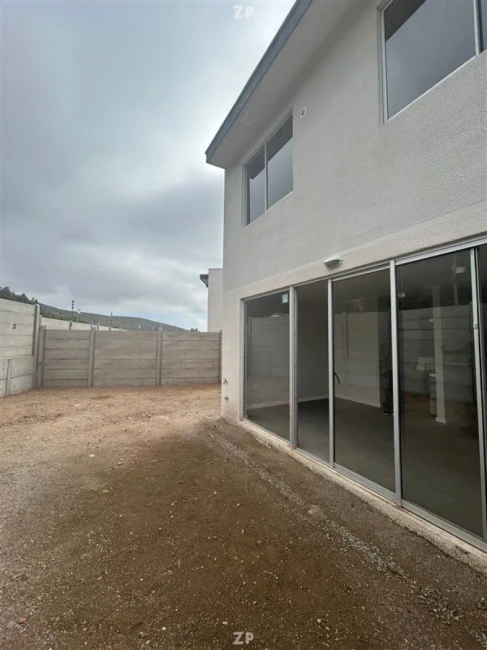 Se arrienda casa nueva en Condominio Alto 