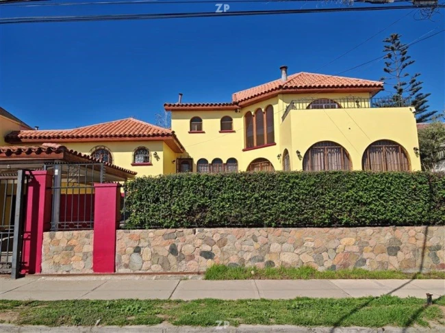 Se Arrienda Gran Casa de 6H 4B