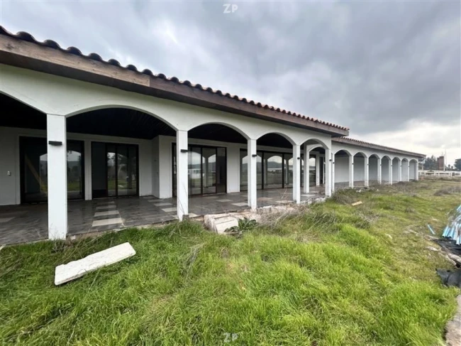 Parcela con espectacular casa en Lago Rapel