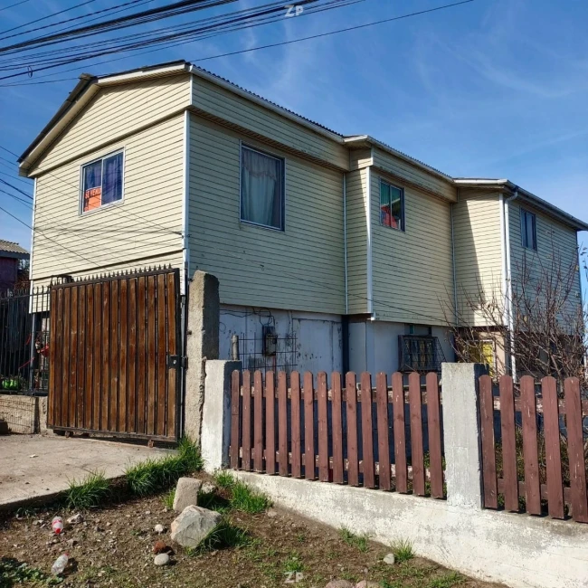 SE VENDE CASA GRANDE CON HERMOSA VISTA AL PUERTO.