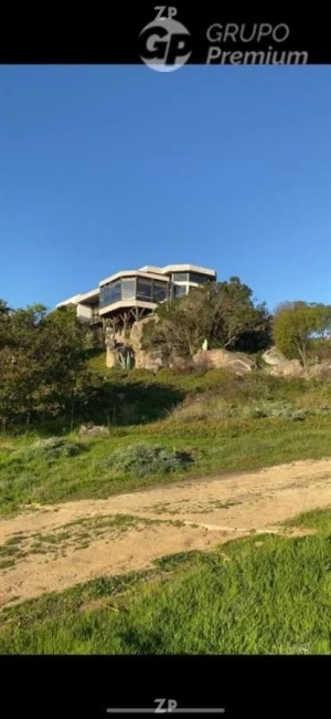 Vente de amplia casa en exclusivo Condominio