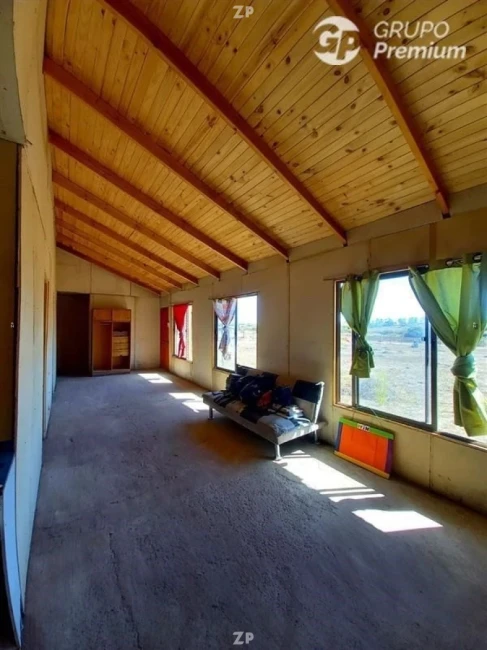 Parcela con una casa con 4 dormitorios y 1 baño