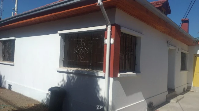 Venta de acogedora casa antigua de concreto
