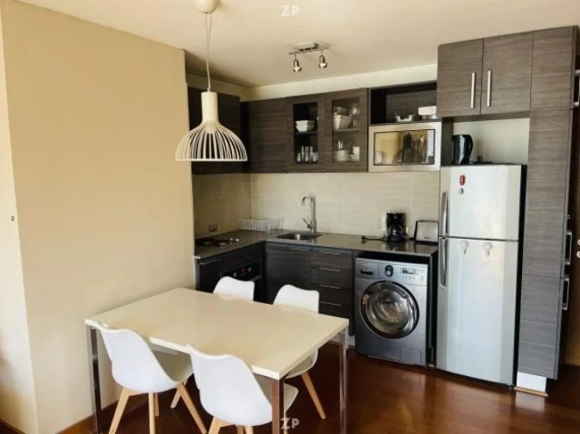 Edificio moderno con departamento en el golf