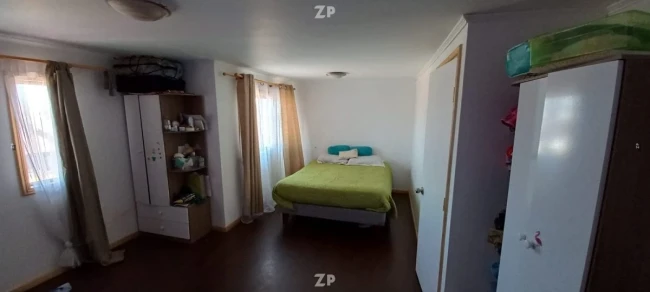 Venta de casa de dos pisos independiente estilo mediterráneo