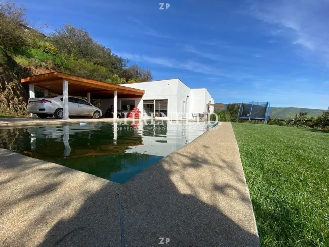 Se vende Gran parcela con una casa de 233 m2 construidos