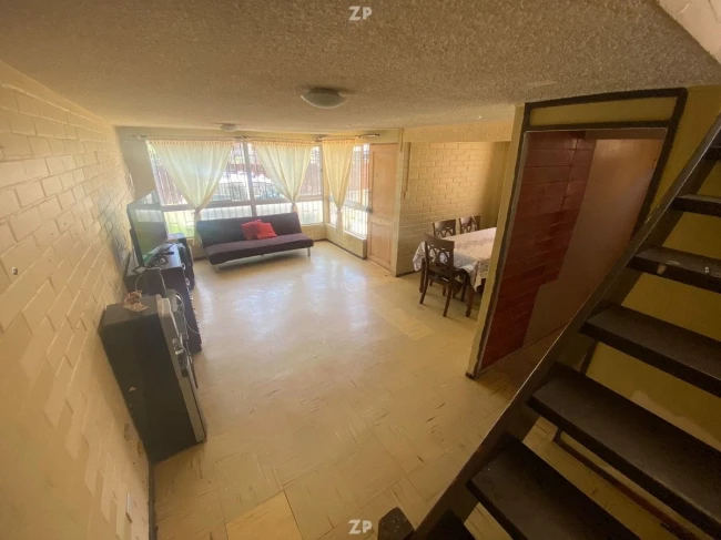 Se arrienda linda casa de tres dormitorios pareada de dos pisos  