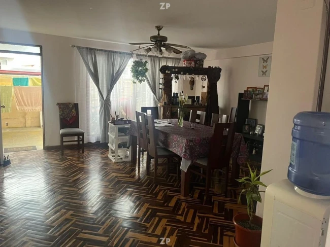 Se vende sólida y espaciosa casa de dos pisos