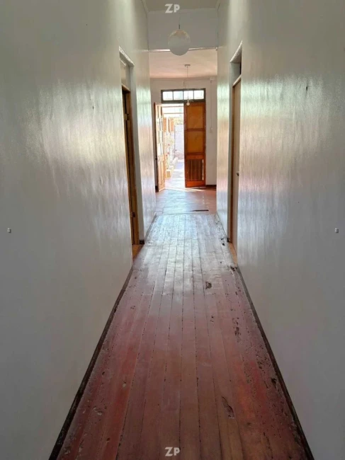 Se vende Casa con amplio terreno ubicada en centro del Barrio de Maipú