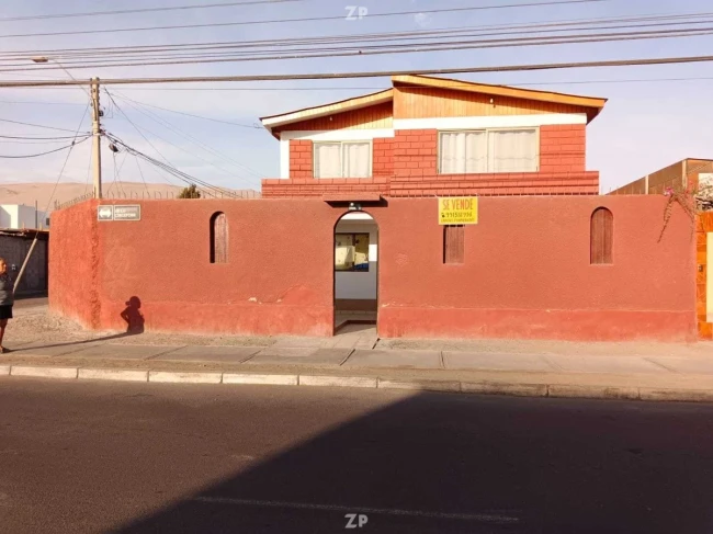 Se VENDE hermosa casa esquina de dos pisos totalmente remodelada