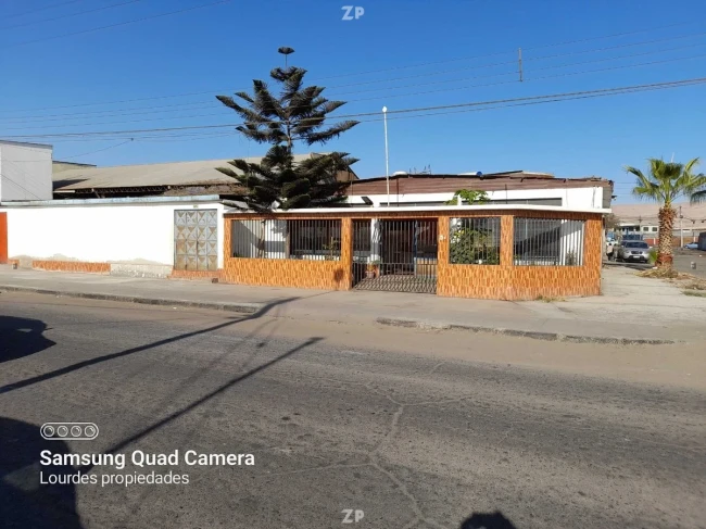 Se vende casa con galpon y una sala de ventas