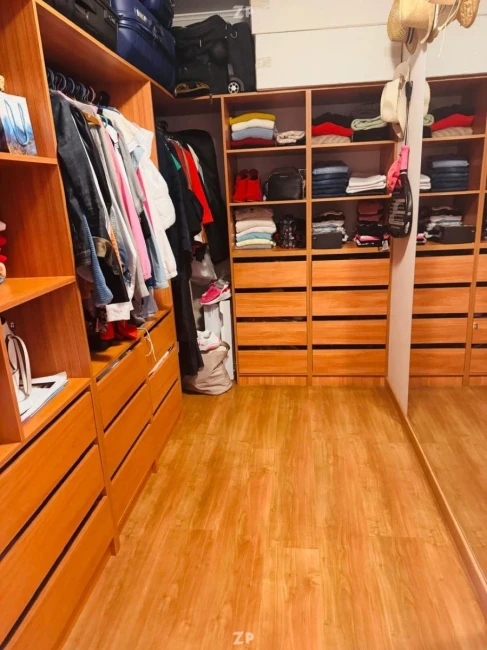 Se vende Cómoda casa de tres pisos, más piso subterráneo ubicada en el sector su