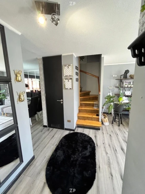 Se Arrienda amplia casa amoblada de dos pisos ubicada en la Av. Peuco