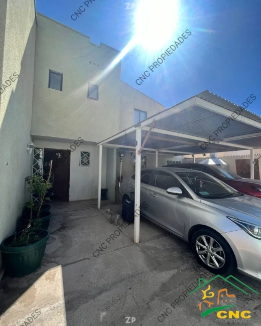 EN VENTA!! Casa de dos pisos grande, en excelente sector de la ciudad.