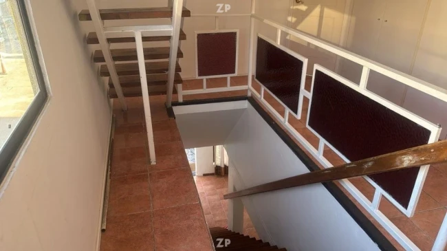 Se vende Cómoda casa de tres pisos ubicada en el centro de la ciudad