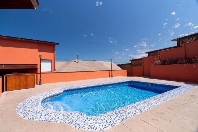 Se vende maravillosa casa en Jardines dek Sur de 6 D+4B+1Dy1B de servicio