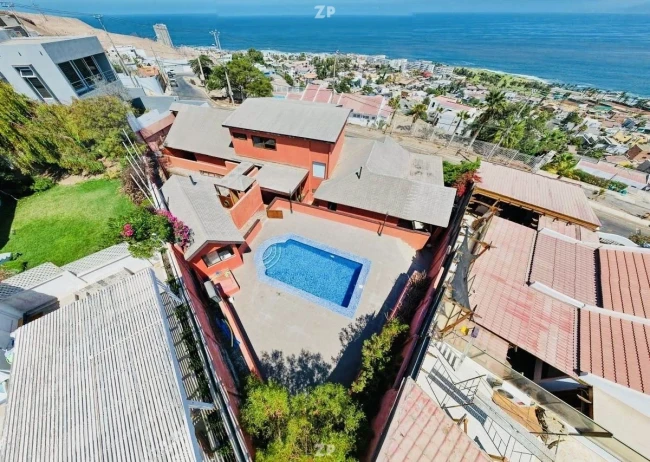 Se vende cómoda y amplia casa de dos pisos ubicada en Jardines del Sur,