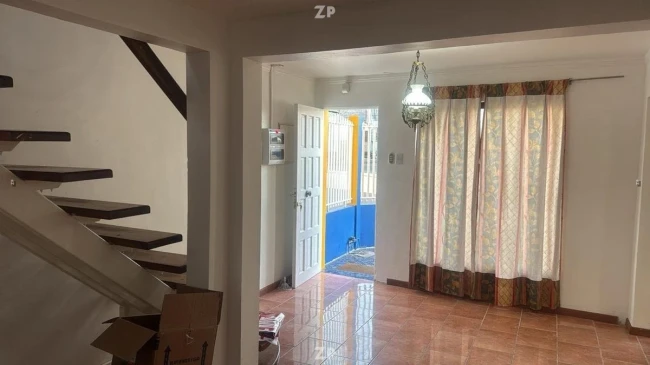 Se vende Cómoda casa de tres pisos ubicada en el centro de la ciudad