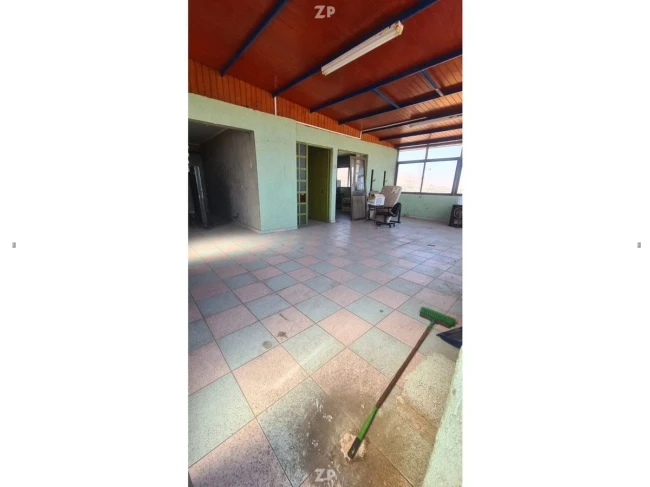 Se vende Amplia casa esquina de tres pisos, de construcción solida