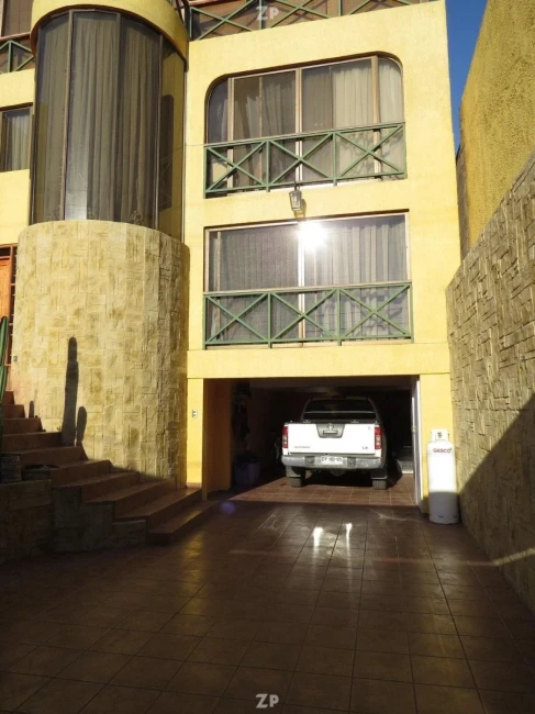 Se vende casa de dos pisos ubicada en Jardines del Sur zona de alta plusvalía