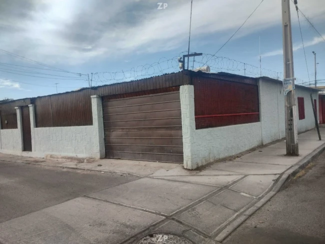 Se cende casa esquina ubicada en pasaje machuca!