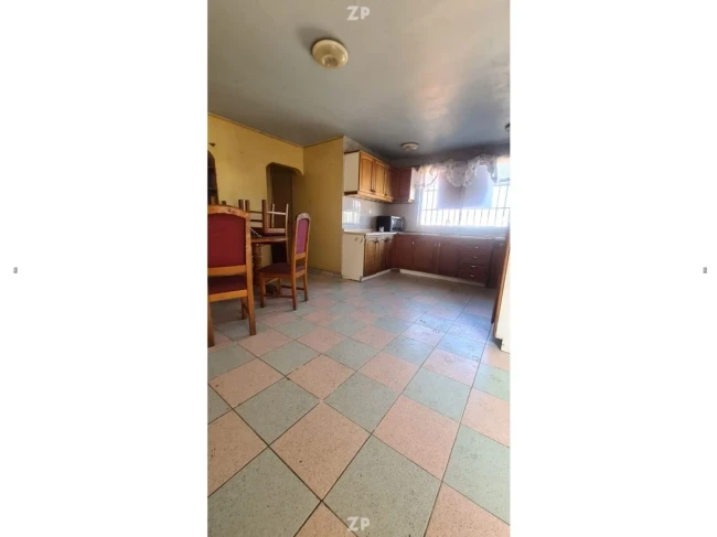 Se vende Amplia casa esquina de tres pisos, de construcción solida