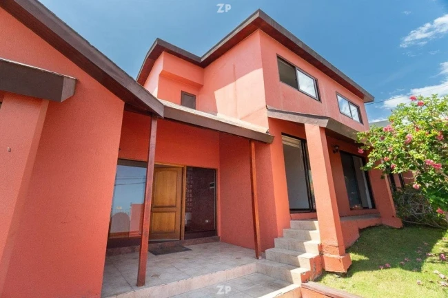 Se vende maravillosa casa en Jardines dek Sur de 6 D+4B+1Dy1B de servicio