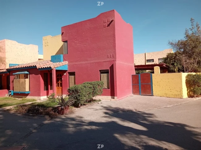 En venta una hermosa casa de dos pisos, ubicada en el Condominio Los Lirios