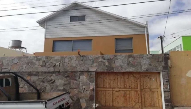 Se vende casa en sector sur de la ciudad. Con casi 300 m2 construidos