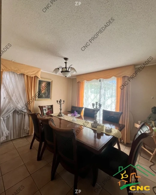 EN VENTA!! Casa de dos pisos grande, en excelente sector de la ciudad.