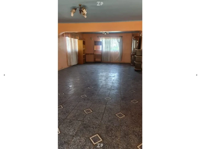 Se vende Amplia casa esquina de tres pisos, de construcción solida