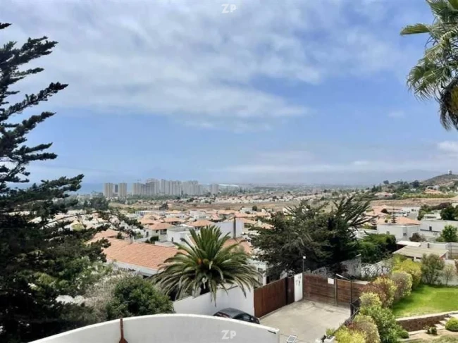 Se vende casa Con una arquitectura fascinante en Avenida La Cantera