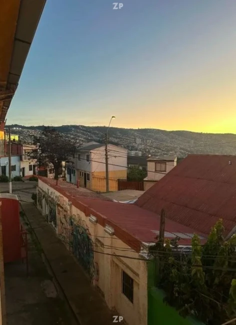 Se vende casa de dos pisos en Cerro Larrain referencia colegio Murialdo