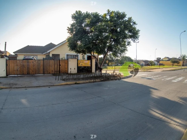 Venta de casa esquina con local comercial en sector residencial