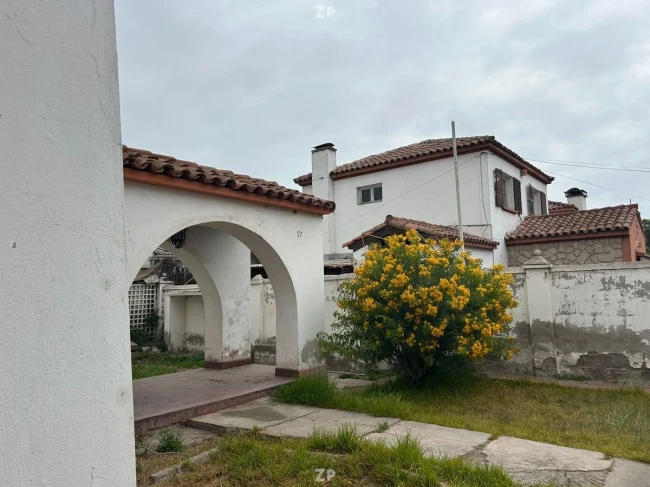 Se vende Vivienda unifamiliar de dos pisos, sólida, de albañilería de bloques