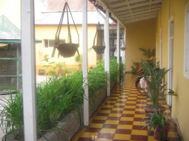 En venta Casa de estructura de adobe en regular estado.