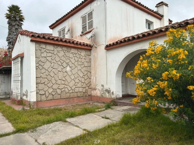 Se vende Vivienda unifamiliar de dos pisos, sólida, de albañilería de bloques