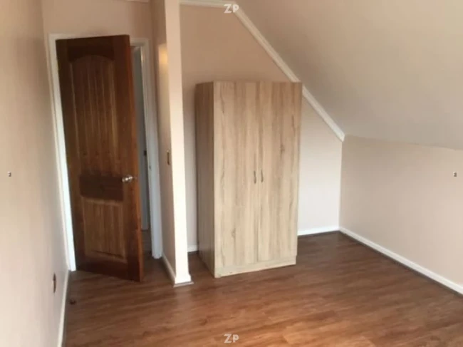 Se vende sólida y versátil propiedad comercial de 3 pisos