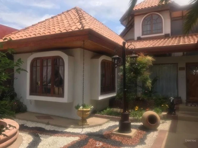 En venta Casa en Quillota  Vendo casa de dos pisos con mansarda estilo colonial