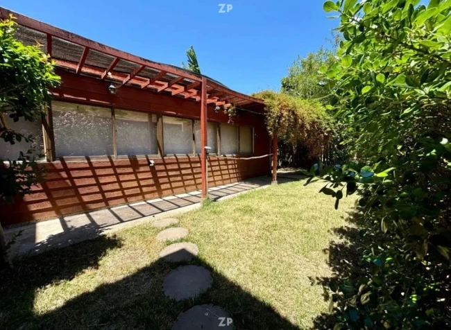 Se vende hermosa parcela de 2.400 m² con una sólida casa de 150 m² construidos