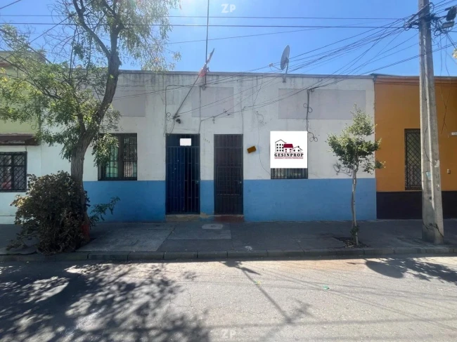 Se Vende Casa sólida en Santiago Centro, Metro Ñuble.