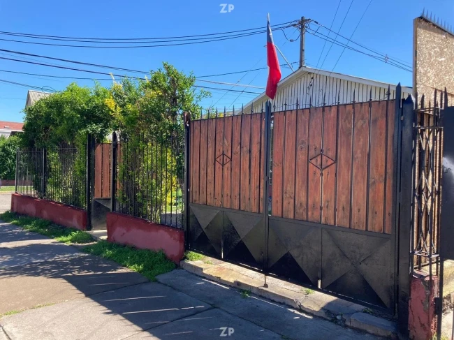 Se vende casa esquina, no pareada, con amplio terreno. Excelente ubicación.