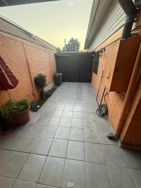 En venta casa en las cercanías de la estación de Metro Las Parcelas
