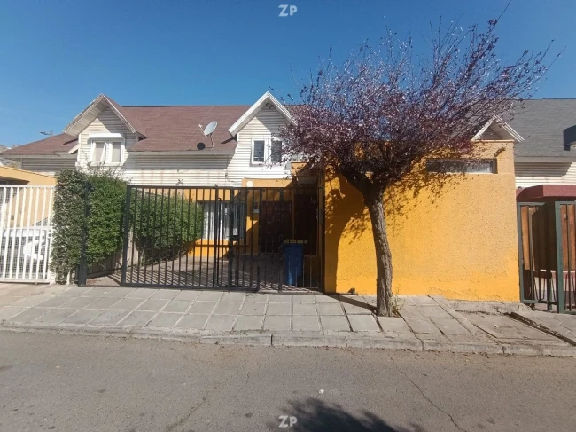 En venta Excelente casa de dos pisos, cuenta con cuatro amplios dormitorios